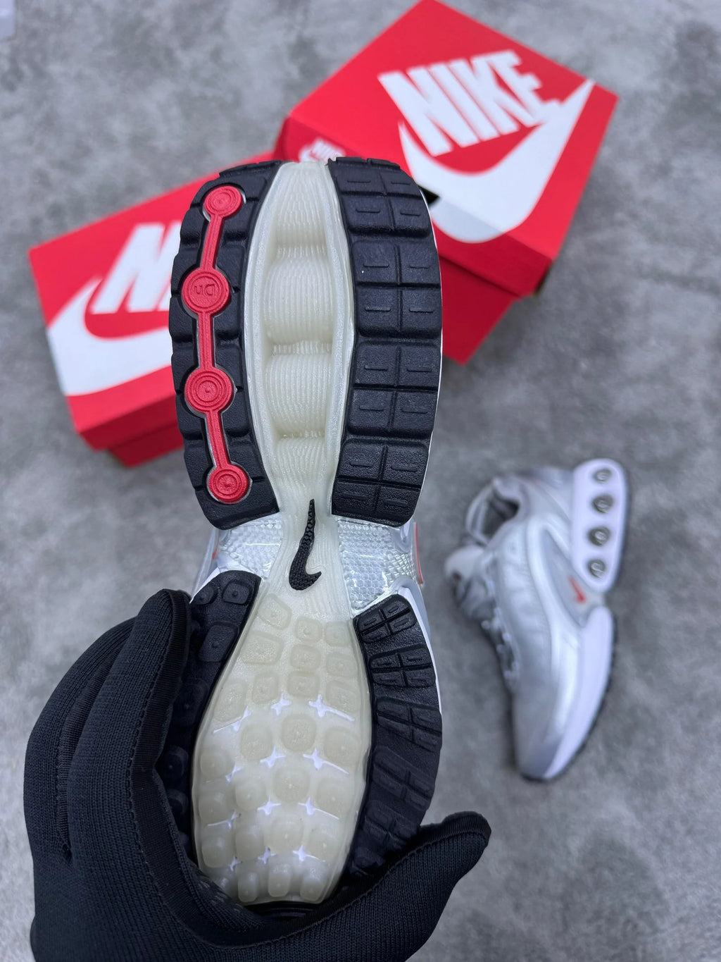 Nike DN x Supreme Gris