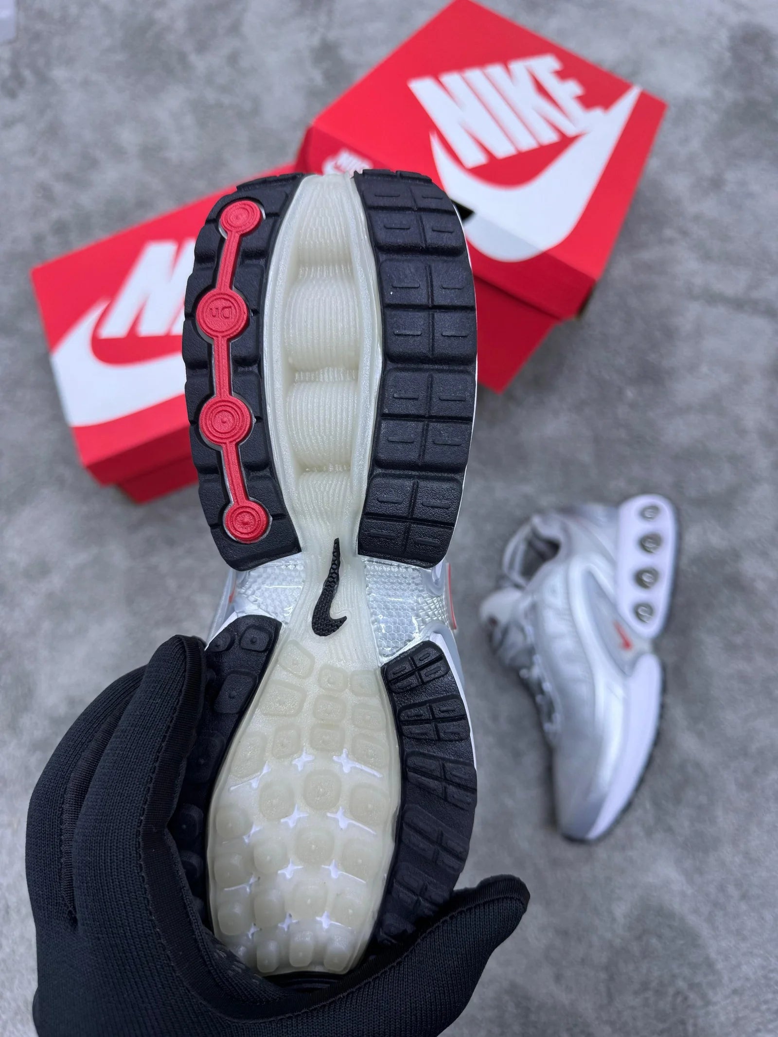 Nike DN x Supreme Gris